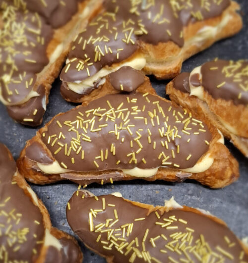 croissant met gele room en chocolade.